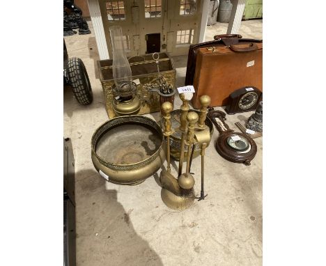 AN ASSORTMENT OF BRASS ITEMS TO INCLUDE A MAGAZINE RACK, FIRE SIDE COMPANION SET AND OIL LAMP ETC 