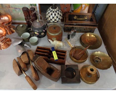 AN ASSORTMENT OF ITEMS TO INCLUDE COPPER BOWLS, A GLASS DOMED TABLE LAMP AND A SMALL CERAMIC TEAPOT, JUG AND CUP 