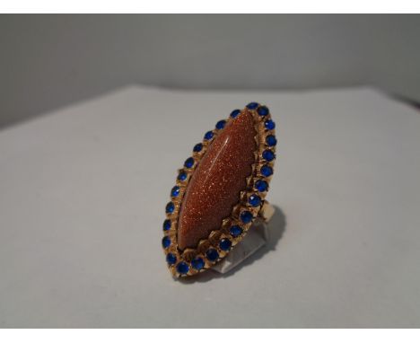 AN ANTIQUE GOLD STONE AND SYNTHETIC SAPPHIRE RING SIZE N 