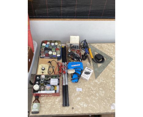 AN ASSORTMENT OF ARTS AND CRAFTS EQUIPMENT TO INCLUDE SOLDERING IRONS, A CLAMP AND MODEL PAINT AND HAND TOOLS ETC 