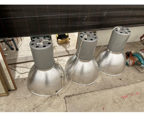 A GROUP OF 3 INDUSTRIAL STYLE LIGHT FITTINGS 
