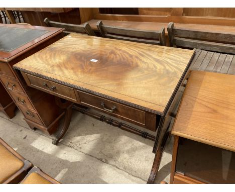 A REPRODUCTION MAHOGANY SOFA TABLE 