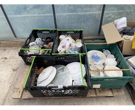 AN ASSORTMENT OF HOUSEHOLD CLEARANCE ITEMS TO INCLUDE CERAMIC JUGS, PLATES AND CUPS ETC 