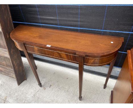 A MAHOGANY CROSSBANDED AND INLAID CONSOLE TABLE ON TAPERED LEGS AND SPADE FEET, 48" WIDE 