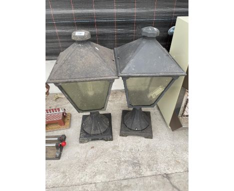 A PAIR OF DECORATIVE OUTSIDE LIGHT FITTINGS 