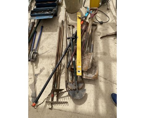 AN ASSORTMENT OF GARDEN TOOLS TO INCLUDE SHOVELS, RAKES AND TURF CUTTERS ETC 