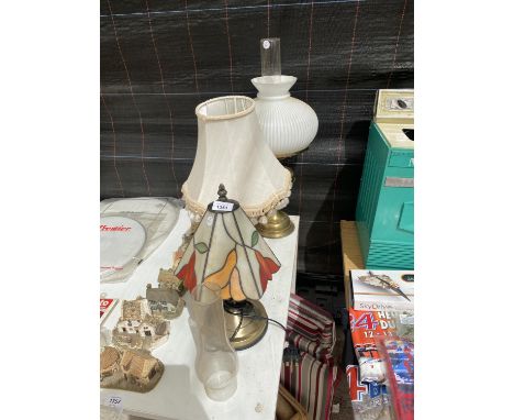 AN ASSORTMENT OF TABLE LAMPS TO INCLUDE A TIFFANY STYLE LAMP AND AN OIL LAMP ETC 