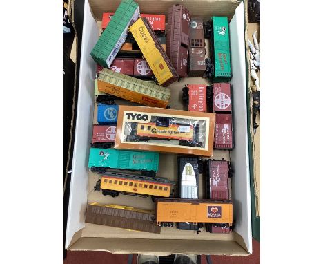Twenty One HO Gauge Outline American Rolling Stock Items by Bachmann, LifeLike, Tyco and other, playworn.