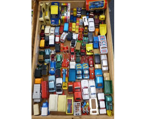 A tray of mainly loose die cast models by Corgi, Matchbox, etc.