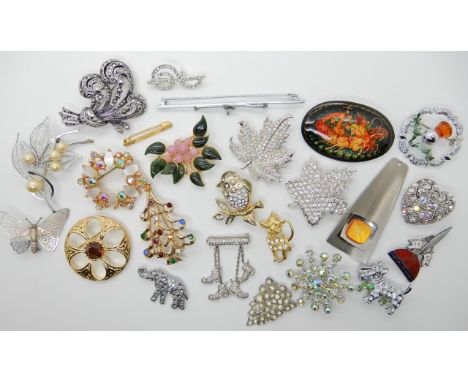 A 9ct gold 'Baby' brooch, a Russian lacquer brooch and a collection of vintage brooches Condition Report: Available upon requ