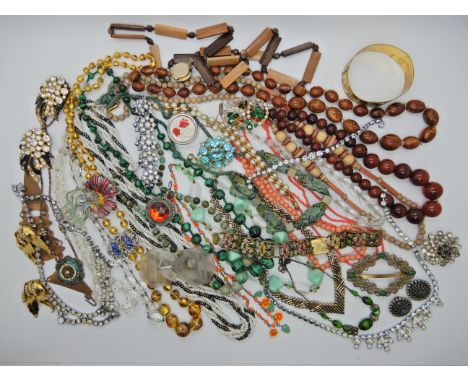 A collection of vintage costume jewellery to include good vintage beads, malachite beads, a glass buckle in the shape of cloc