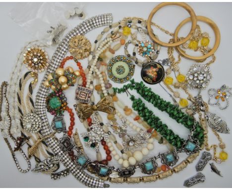 A collection of vintage costume jewellery to include, items by Monet, Deco clips, a frog brooch etc Condition Report: Availab