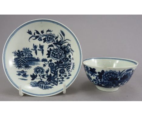 An eighteenth Worcester transfer-printed blue and white porcelain Fence pattern tea bowl and saucer, c. 1780. Saucer: 11cm wi