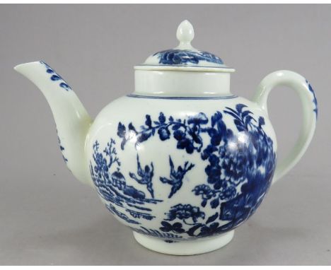 An eighteenth century blue and white transfer-printed porcelain Worcester Fence pattern teapot and cover, c. 1770-80. 17 cm w