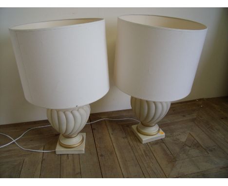 Large pair of modern cream and gilt ceramic urn shaped table lamps with large cream shades (height 70cm)