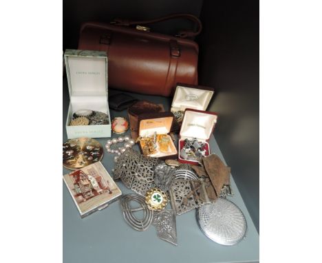 A tan coloured 1960s clasp top handbag and a selection of vintage costume jewellery, compacts and cufflinks, also included ar