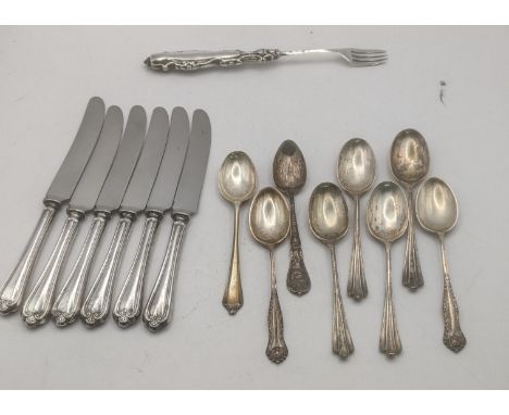 Silver cutlery and flatware to include silver handled butter knives and mixed teaspoons, total weight of teaspoons only 111.4