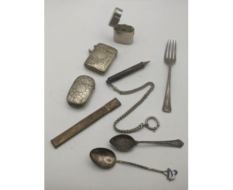 A mixed lot to include a silver fork, sterling silver teaspoon and a white metal teaspoon stamped 800, total weight 41.2g, al