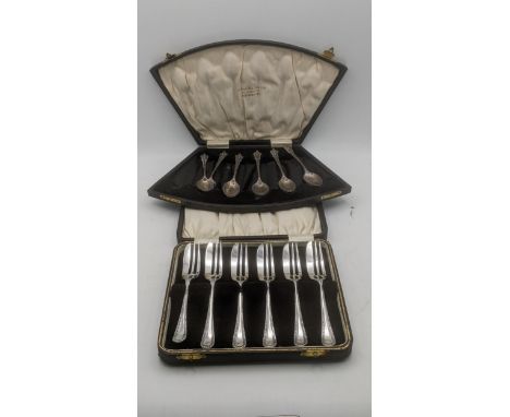 Silver to include a set of six cake forks hallmarked Sheffield 1931, in a fitted case together with a set of six teaspoons, i