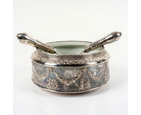 Rare silver plated salad bowl with fork and spoon, decorated with neoclassical bas-relief around handles and bowl.Wedgwood , 