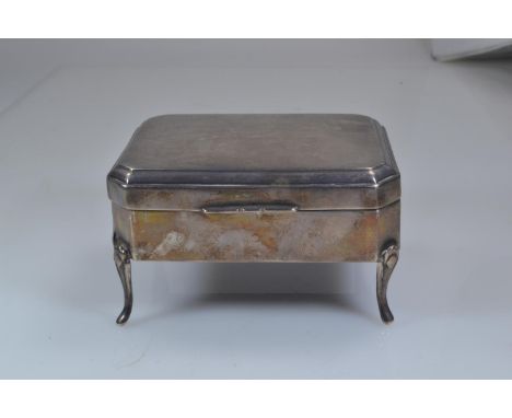 Silver trinket box, maker James Deakin & Sons, Chester 1914, width 85mm, gross weight including liner 115 grams 