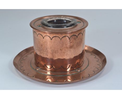 Newlyn copper ink well with scalloped decoration, marked 'Newlyn', complete with glass well, diameter 12cm 