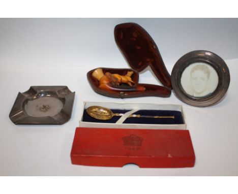 A BOG OF COLLECTABLES TO INCLUDE A HALLMARKED SILVER ASHTRAY AND PICTURE FRAME, MEERSCHAUM PIPE A/F ETC