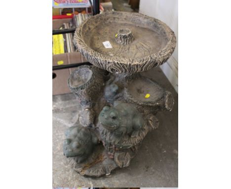 A TREE TRUNK DESIGN BIRD BATH WITH FROG FIGURES