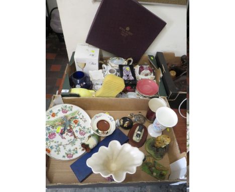 TWO TRAYS OF ASSORTED CERAMICS AND CHINA TO INCLUDE A ROYAL ALBERT OLD COUNTRY ROSES CAKE PLATE SET, AYNSLEY, CARLTONWARE ROU