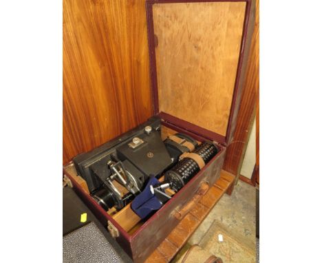 A VINTAGE SLIDE PROJECTOR AND CARRY CASE