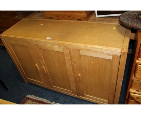 A MODERN LIGHTER OAK SIDEBOARD W-121 CM A/F