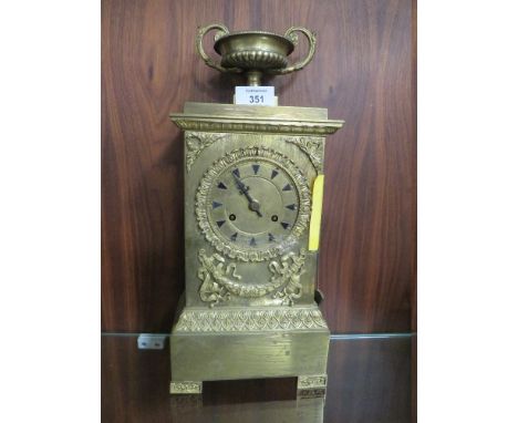 AN ANTIQUES BRASS MANTLE CLOCK WITH KEY &amp; PENDULUM
