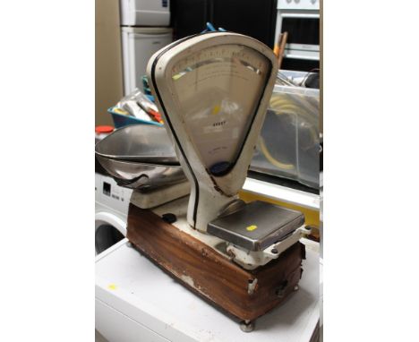 A SET OF AVERY SCALES 