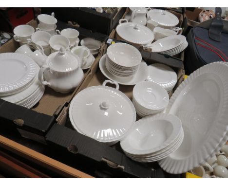 A LARGE COLLECTION OF UNFINISHED, UNMARKED WHITE CHINA IN THE STYLE OF ROYAL ALBERT TO INCLUDE DINING PLATES, TWO TEAPOTS, TU
