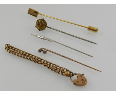 A quantity of yellow and white metal items, to include a 22 carat yellow gold wedding band, an 18 carat yellow gold wedding b