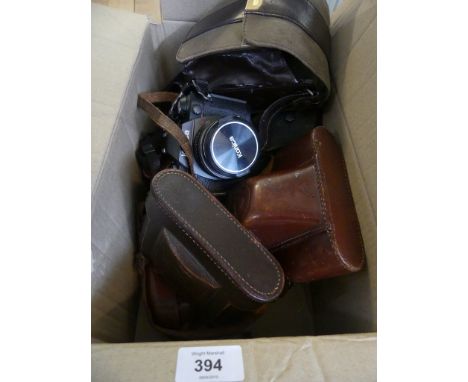 A mixed lot of vintage cameras to include Voigtlander, Konica, Pentax ES model 2, a Behum model C and various others 