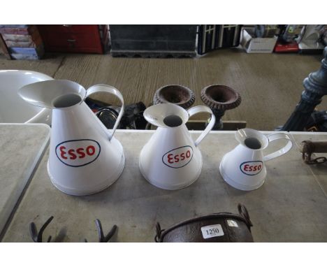 A graduated set of three Esso oil cans (123) 