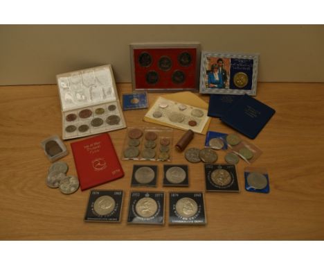 A collection of modern Coins, mainly GB 10 Crowns, 3 Five Pounds, 3 Two Pounds, First Decimal Coin Sets x2, Year Set 1953, se