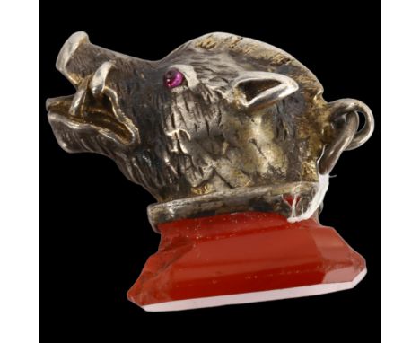 An Antique Continental agate boar's head seal fob, unmarked silver-gilt settings with ruby eyes, fob height 18.9mm, 8.5gCarne