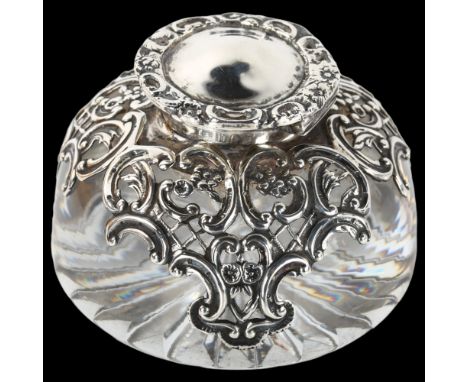 An Edwardian silver-mounted glass desk inkwell, relief embossed and pierced foliate decoration, by William Comyns, hallmarks 