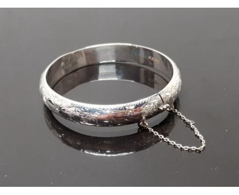 SILVER HOLLOW ENGRAVED HINGED BANGLE