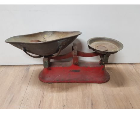 A SET OF VINTAGE MANUAL PETERSON WEIGHING SCALES WITH WEIGHTS