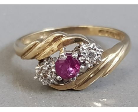 9CT YELLOW GOLD RUBY AND DIAMOND THREE STONE RING 2.3G SIZE L