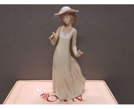 NAO BY LLADRO FIGURE 1158 GENTLE BREEZE WITH ORIGINAL BOX