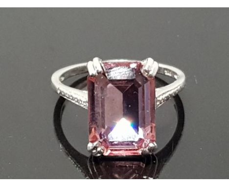 SILVER AND PI K STONE SOLITAIRE RING
