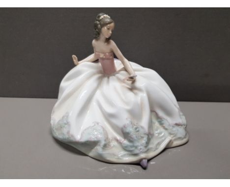 RARE LLADRO FIGURE 5859 AT THE BALL IN GOOD CONDITION 6INCHES IN HEIGHT