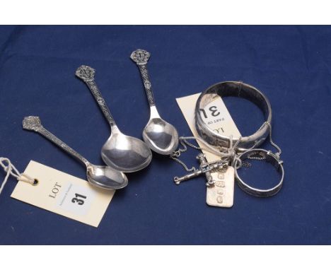 Three Elizabeth II silver spoons, by Cooper Bros. & Sons Ltd., Sheffield 1975-1977, with Lindisfarne pattern decoration to st
