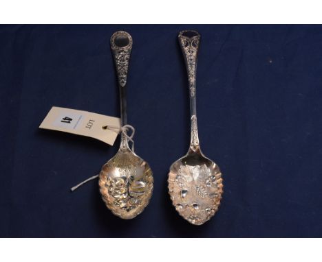 A George V silver berry spoon, by William Hutton & Sons, London 1924, 3.7oz, with embossed decoration to bowl and handle; tog