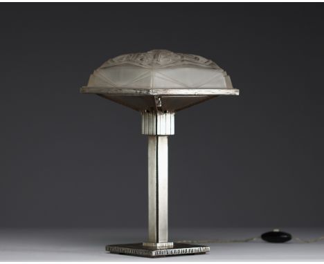 HETTIER &amp; VINCENT (XX) attr. a - Art Deco sandblasted moulded glass lamp with geometric pattern, hammered metal base, cir