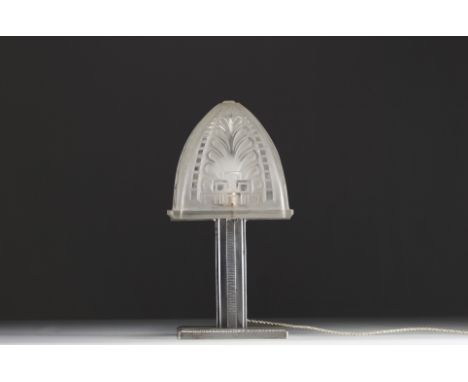Charles SCHNEIDER (1881-1953) - Art Deco pressed moulded glass table lamp with hammered metal base, circa 1930. Perfect worki